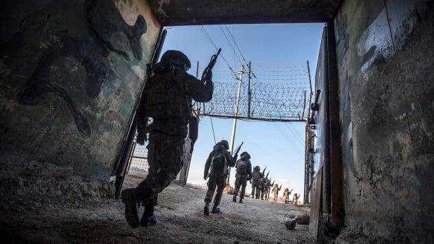 "Một phần công việc của tôi là theo dõi những người lính xung quanh và tôi thấy những người lính trẻ đi vào những nơi rất nguy hiểm", nhiếp ảnh gia Jeong nói.