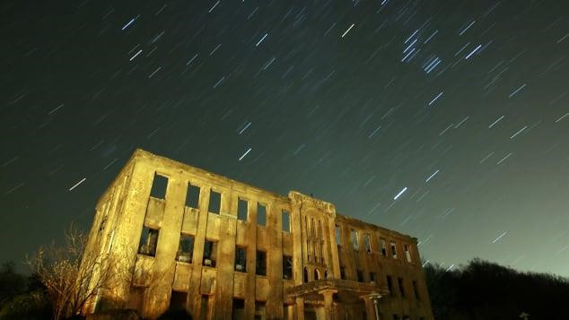 Tại trụ sở đảng Công nhân Hàn Quốc cũ ở Cheorwon, những ký ức về Chiến tranh Triều Tiên đọng lại trong các lỗ đạn ở mặt tiền nham nhở của nó.