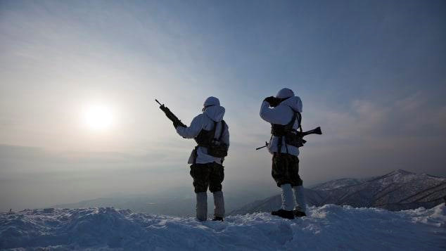 Vì ông Jeong được quân đội Hàn Quốc thuê để thu thập tài liệu về DMZ liên Triều, ông có quyền tiếp cận những nơi không mở cửa cho công chúng. Song ông nói vẫn có một số nơi khách du lịch có thể ghé thăm để nhìn thoáng qua khu vực bí hiểm.