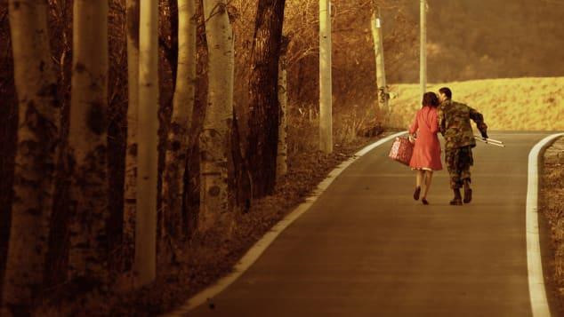 "Mặc dù tôi nghĩ thật tốt khi thể hiện sự hiện diện mạnh mẽ của quân đội chúng tôi, tôi cố gắng nắm bắt cảm xúc của họ nhiều nhất có thể - ví dụ như niềm hạnh phúc và những biểu cảm khác nhau trên khuôn mặt", ông Jeong nói với CNN.