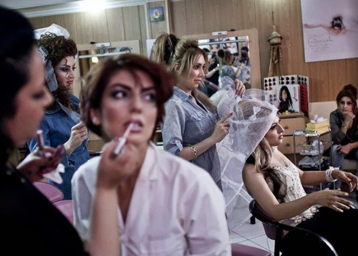 Cảnh đông đúc bên trong một salon làm đẹp.