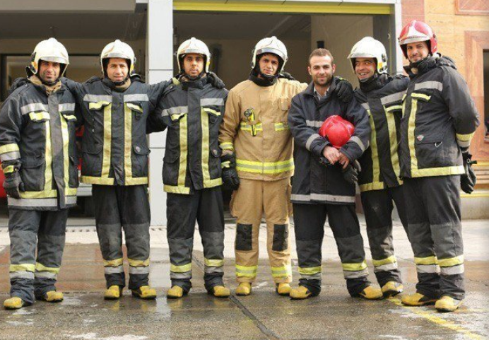 Những người lính cứu hỏa chụp chung bức ảnh lưu niệm.