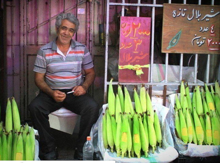 Một người đàn ông bán hàng trên đường phố Iran.