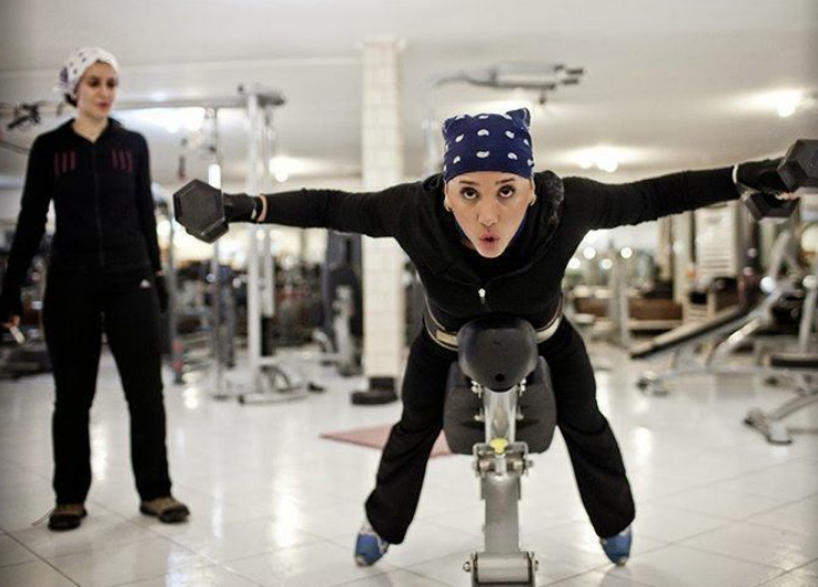 Bộ ảnh cho thấy một góc nhìn mới mà thế giới có thể chưa được chứng kiến về cuộc sống ở Iran. Ảnh: Nam giới và phụ nữ tập tại khu riêng biệt trong một phòng gym.