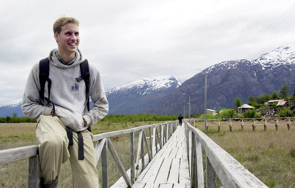 Năm 2000, Hoàng tử William dành một năm ở Patagonia, nơi anh tham gia các hoạt động tình nguyện như giúp người dân địa phương xây những cây cầu gỗ hay dạy tiếng Anh cho trẻ em.