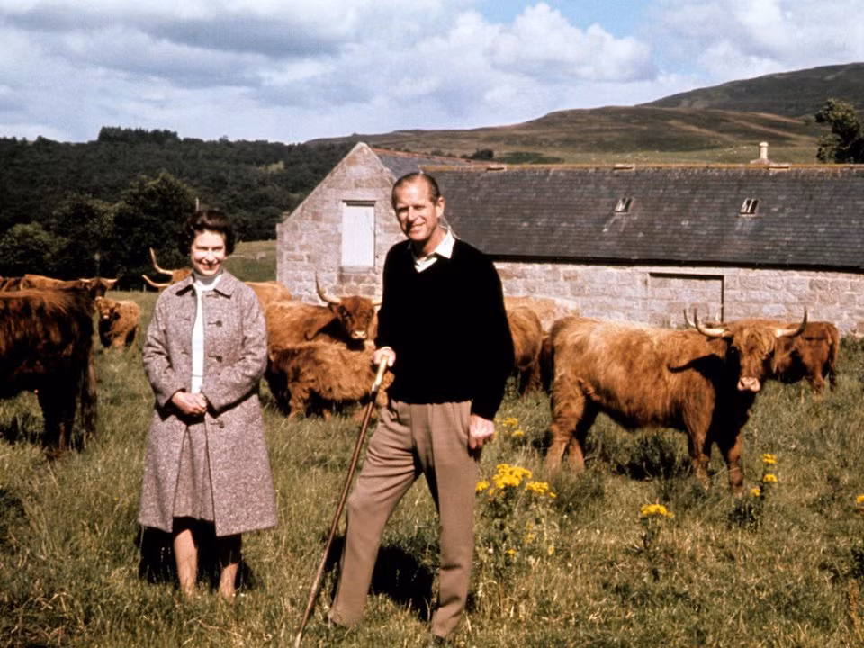 Lâu đài Balmoral ở Scotland là nơi ở của vợ chồng Nữ hoàng Anh Elizabeth II và Hoàng thân Philip trong các kỳ nghỉ của họ. Được biết, cặp vợ chồng Hoàng gia Anh nổi tiếng này từng tổ chức lễ kỷ niệm đám cưới bạc tại Lâu đài Balmoral tháng 11/1972. (Nguồn ảnh: Insider)