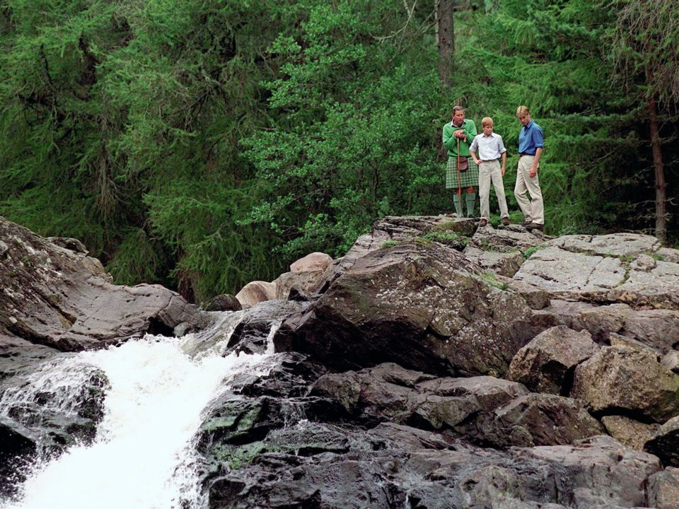 Cả Hoàng tử William và Harry cũng có nhiều chuyến đi nghỉ mát cùng cha của họ, Thái tử Charles. Năm 1997, hai anh em tham gia hoạt động ngoài trời tại Thác Muick, Scotland.