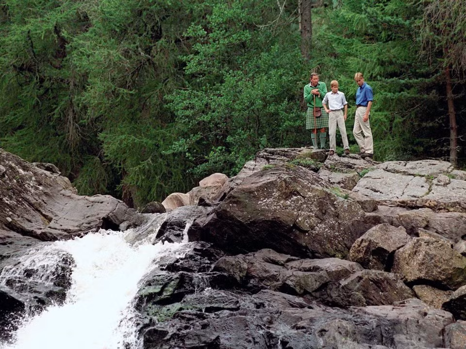 Cả Hoàng tử William và Harry cũng có nhiều chuyến đi nghỉ mát cùng cha của họ, Thái tử Charles. Năm 1997, hai anh em tham gia hoạt động ngoài trời tại Thác Muick, Scotland.