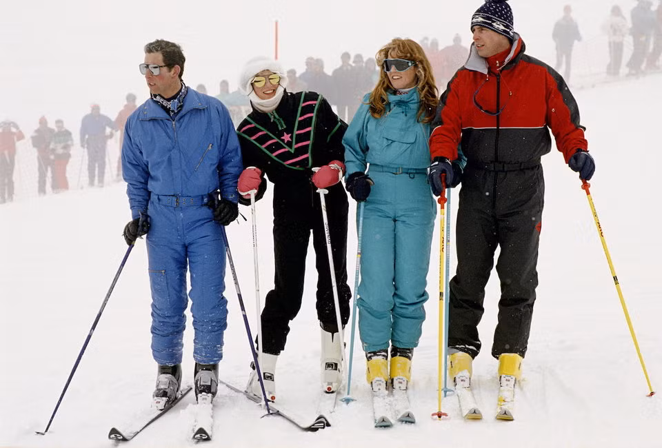 Thái tử Charles và Công nương Diana thích đi trượt tuyết. Ảnh: Cặp đôi đi trượt tuyết cùng Công tước và Nữ Công tước xứ York tại Klosters, Thuỵ Sĩ, tháng 2/1987.