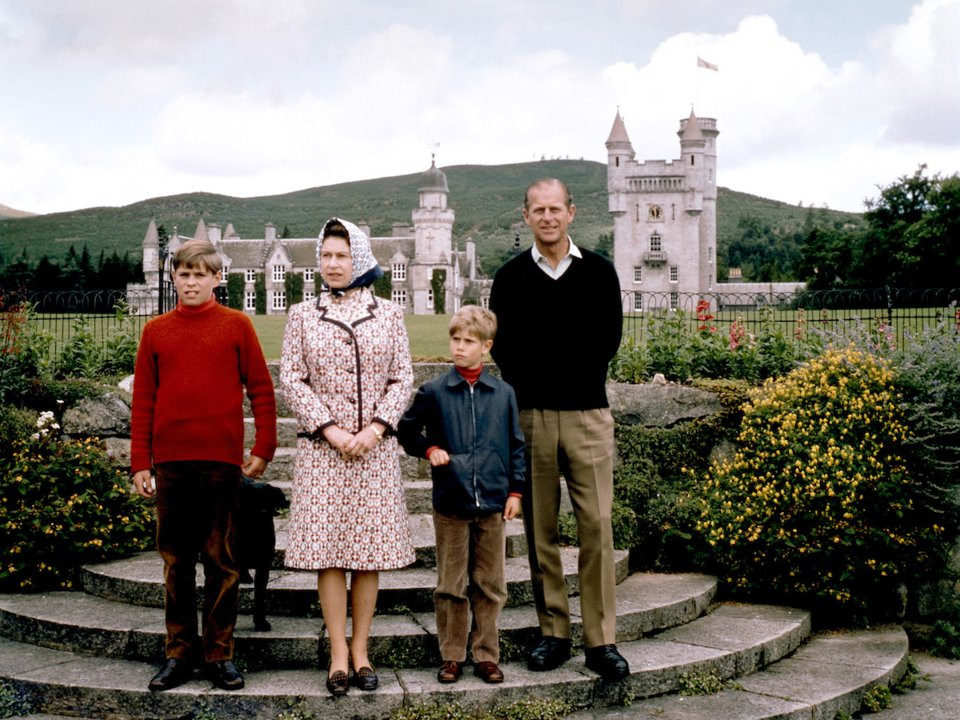 Nữ hoàng Elizabeth và Hoàng thân Philip chụp ảnh với hai người con trai của họ là Hoàng tử Andrew và Hoàng tử Edward tại Lâu đài Balmoral năm 1972.