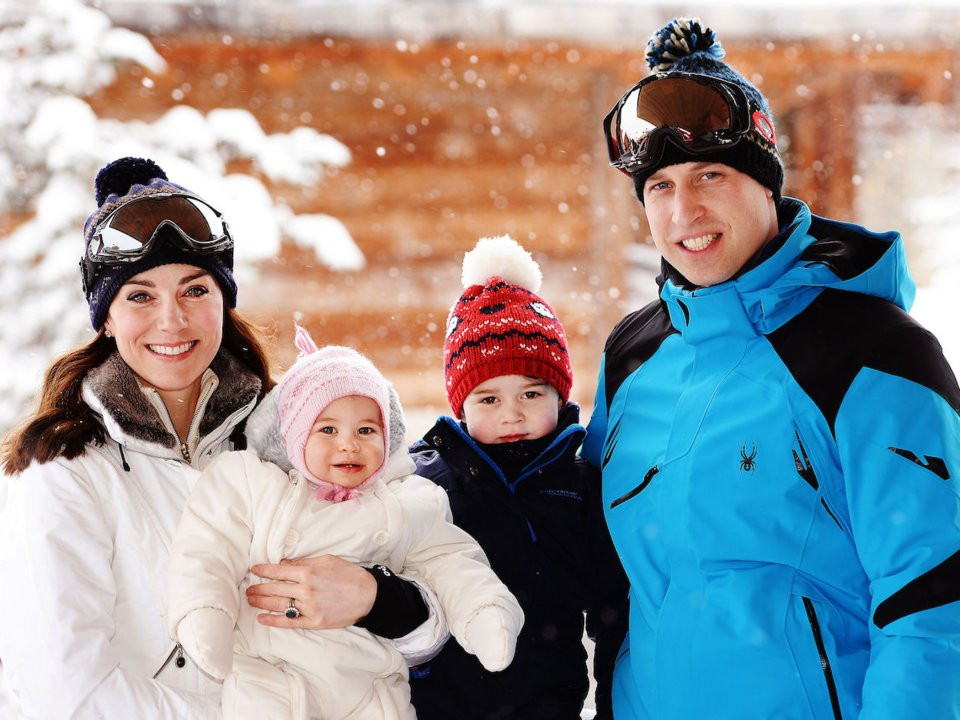 Vợ chồng Hoàng tử William đưa các con là Hoàng tử nhí George và tiểu Công chúa Charlotte tới dãy núi Alps ở Pháp trong kỳ nghỉ hồi năm 2016.
