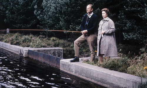 Nữ hoàng Elizabeth II và Hoàng thân Philip thường đi câu cá trong chuyến nghỉ mát này.