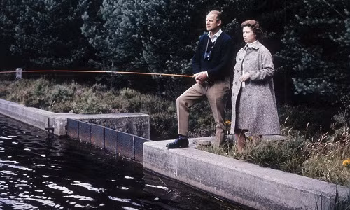 Nữ hoàng Elizabeth II và Hoàng thân Philip thường đi câu cá trong chuyến nghỉ mát này.