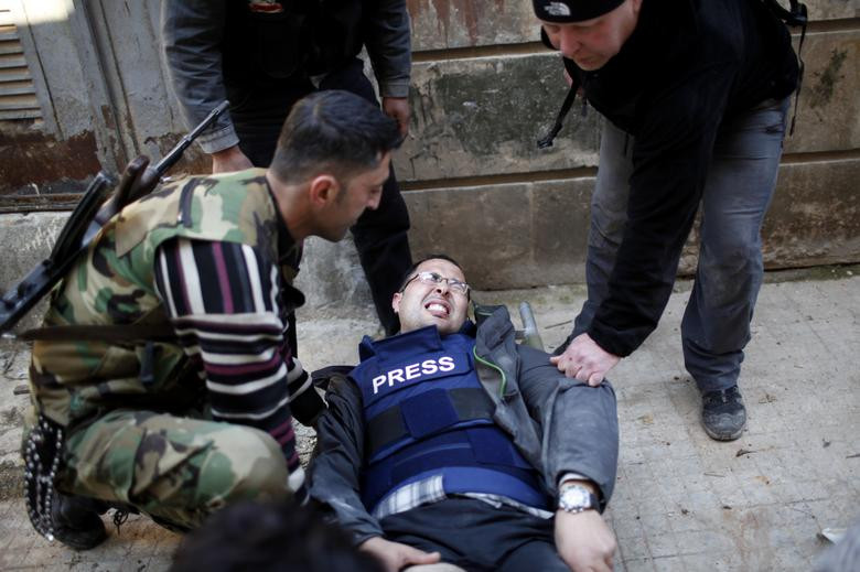 Ayman al-Sahili, quay phim của hãng thông tấn Reuters, bị bắn vào chân khi tác nghiệp ở thành phố Aleppo, Syria, ngày 31/12/2012.