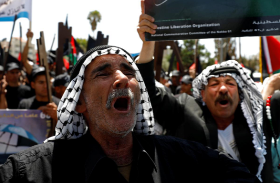 Những người biểu tình Palestine hô vang khẩu hiệu khi tham gia cuộc tuần hành tại Ramallah ngày 15/5.