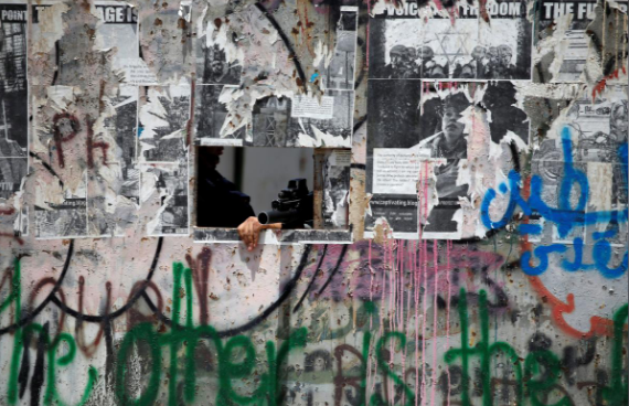 Cảnh sát Israel chĩa vũ khí về phía người biểu tình Palestine tại Bethlehem, Bờ Tây.