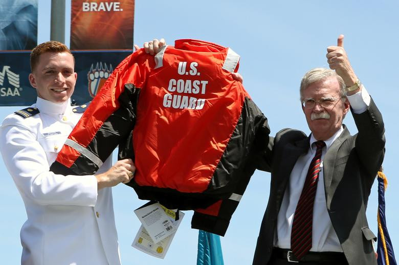 William Richard Bragaw (trái) tặng một món quà cho Cố vấn An ninh Quốc gia Mỹ John Bolton trong lễ tốt nghiệp tại Học viện Tuần duyên Mỹ ở New London, bang Connecticut, ngày 22/5.
