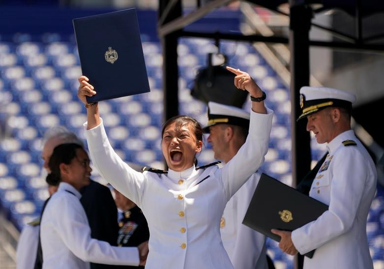 Nữ học viên vui mừng sau khi nhận bằng tốt nghiệp tại Học viện Hải quân Mỹ hôm 24/5.