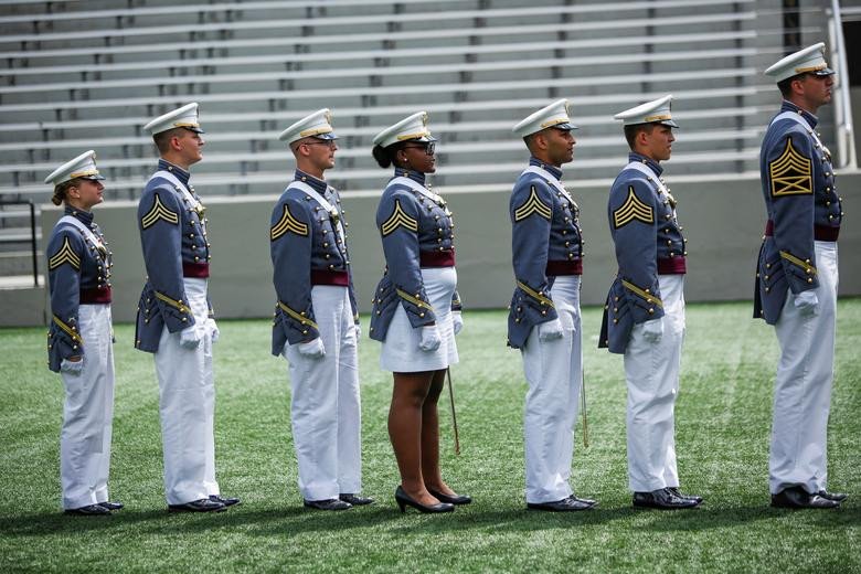 Các học viên xếp hàng chờ nhận bằng tốt nghiệp tại Học viện Quân sự West Point ngày 25/5.
