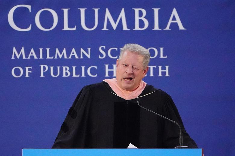Cựu Phó Tổng thống Al Gore phát biểu trong buổi lễ tốt nghiệp của các sinh viên Mỹ tại trường Mailman, Đại học Columbia, ngày 21/5.