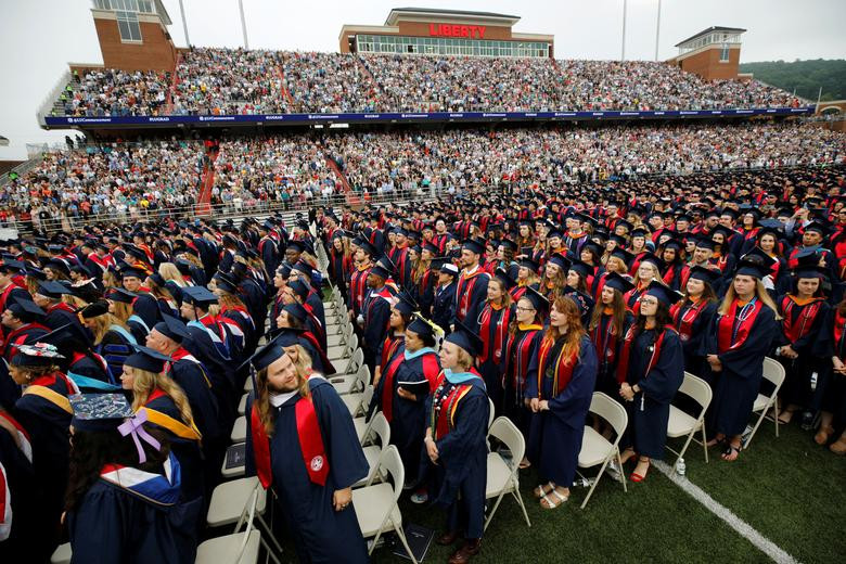 Hàng nghìn sinh viên Đại học Liberty đứng lên khi buổi lễ tốt nghiệp sắp kết thúc hôm 11/5.