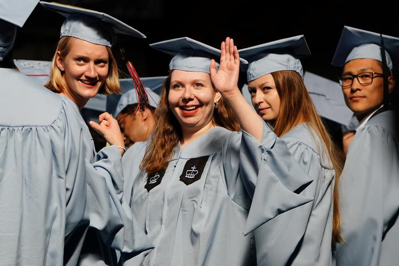 Một sinh viên vẫy chào người thân khi dự lễ tốt nghiệp tại Trường Y tế Công cộng Mailman thuộc Đại học Columbia ở Manhattan, New York, ngày 21/5.