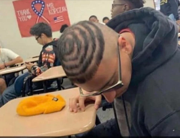 Nam sinh sở hữu kiểu tóc độc nhất vô nhị trong lớp học.