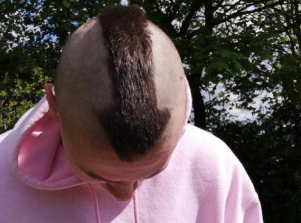 Một thanh niên tự tin "khoe" kiểu tóc hình mũi tên...