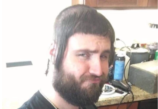 Người đàn ông có vẻ "nữ tính" hơn với kiểu đầu này.