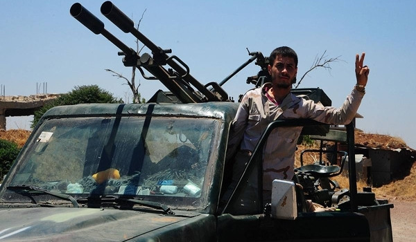 “Với việc giành quyền kiểm soát thêm nhiều khu vực mới, Quân chính phủ Damascus sắp bao vây hoàn toàn phiến quân HTS tại nhiều thị trấn và làng mạc ở Sahl al-Ghab, Tây Bắc Hama”, nguồn tin quân sự cho biết. Ảnh: FNA.