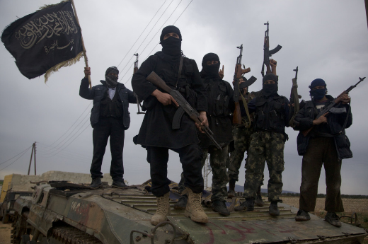 Sau đó, các tay súng HTS được cho là đã chặt đầu hai binh sĩ Syria. Thậm chí, nhóm khủng bố này còn đăng tải những bức ảnh về vụ hành quyết man rợ lên mạng xã hội. Ảnh: AMN.