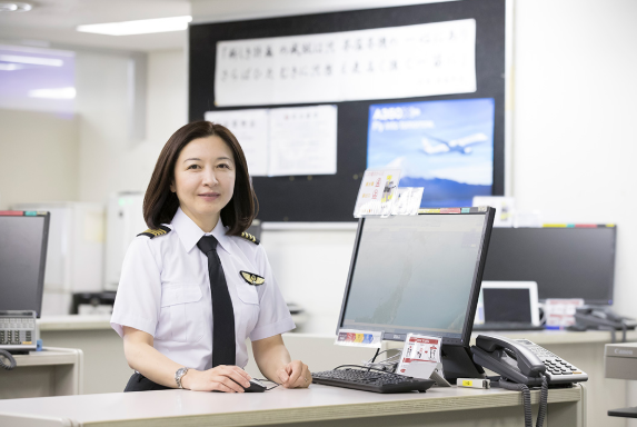 "Khó khăn rất lớn. Lực lượng Phòng vệ Nhật Bản không tuyển phụ nữ bởi chưa từng có nữ phi công thời điểm đó. Đột nhiên, tôi nhận ra rằng, cơ hội để trở thành phi công rất ít", cô Fuji chia sẻ với CNN Travel. Ảnh: RU.