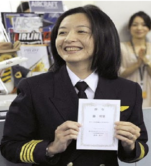 Tháng 7/2010, cô Ari Fuji trở thành nữ cơ trưởng hãng hàng không thương mại đầu tiên của Nhật Bản. Ảnh: Internet.