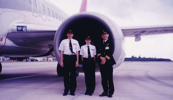 Sau khi tốt nghiệp trường trung học Toho Guakuen và trường Luật thuộc Đại học Rikkyo ở Tokyo, cô làm việc cho một công ty ở Nhật Bản. Sau khi tiết kiệm đủ tiền, cô Ari quyết định sang Mỹ học tại một trường đào tạo phi công. Ảnh: RU.