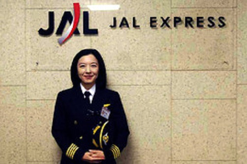 Cô đã tham gia chương trình thực tập sinh tại JAL Express, công ty con của hãng hàng không Japan Airlines. Ảnh: WSJ.