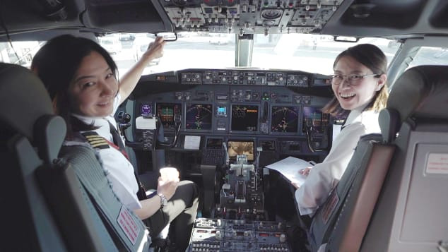 Cô Ari còn hướng dẫn cho các phi công mới. Được biết, trường Hàng không Dân dụng Nhật Bản đã hạ tiêu chuẩn về chiều cao cho nữ giới để vào trường này, sau khi cô Ari trở thành cơ trường. Ảnh: CNN.