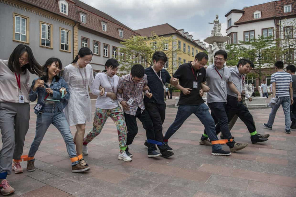 Một trò chơi trong giờ nghỉ trưa của nhân viên Huawei. Huawei có 180.000 nhân công trên toàn cầu, với hơn một phần ba trong số đó làm việc tại các cơ sở mà nhiếp ảnh gia Kevin Frayer của Getty Images ghé thăm ở Đông Quản và Thâm Quyến, nơi được coi là Thung lũng Silicon của Trung Quốc. Ảnh: Getty Images.