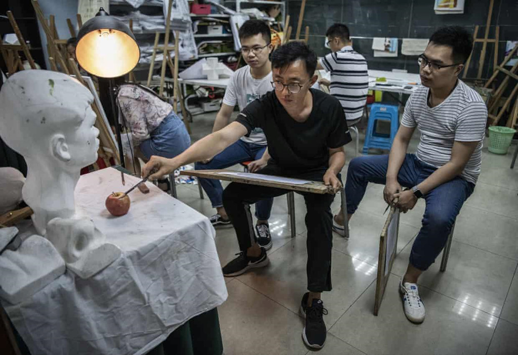 Một lớp vẽ sau giờ làm việc tại khu nhà dành cho nhân viên. Ảnh: Getty Images.