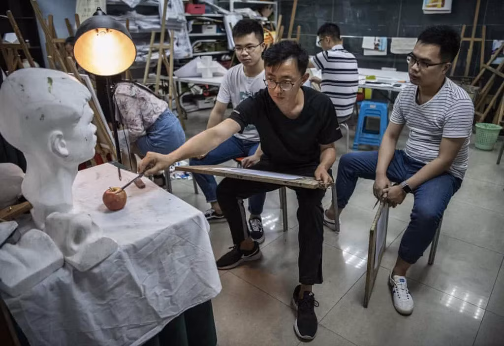 Một lớp vẽ sau giờ làm việc tại khu nhà dành cho nhân viên. Ảnh: Getty Images.