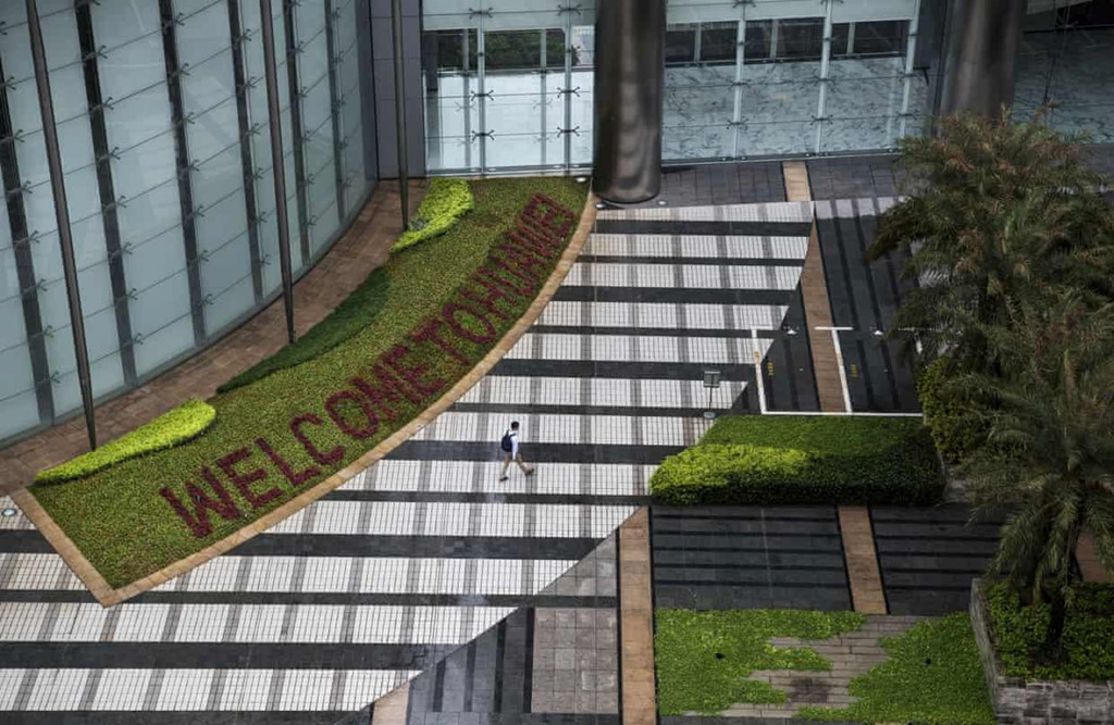 Vườn hoa tỉa chữ “Chào mừng đến Huawei” bên ngoài cơ sở của Tập đoàn Huawei ở Thâm Quyến. Huawei đã mời nhiếp ảnh gia của hãng Getty Images tham quan ba cơ sở của công ty giữa lúc họ đang là đối tượng giằng co trong chiến tranh thương mại Mỹ - Trung. Tổng thống Mỹ Donald Trump đã ra lệnh cấm các công ty Mỹ bán linh kiện, phần mềm cho Huawei, kéo theo nhiều hãng công nghệ lớn như Google, Qualcomm và Intel tuyên bố ngừng hỗ trợ Huawei, ảnh hưởng nghiêm trọng tới các sản phẩm mới của gã khổng lồ Trung Quốc. Ảnh: Getty Images.