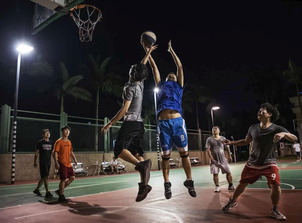 Các nhân viên đang chơi bóng rổ tại khu nhà ở cho nhân viên. “Đây là công ty trả lương cao nhất nhì Trung Quốc cho nhân lực trình độ cao, và nhiều nhân viên học nước ngoài hoặc các trường hàng đầu”, ông Frayer viết. Ảnh: Getty Images.