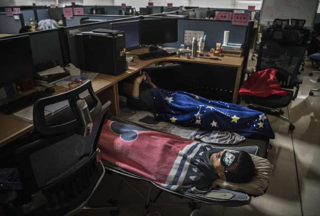 Nhân viên Huawei chợp mắt sau bữa trưa. Huawei đang gặp khó khăn lớn sau khi Mỹ ra lệnh cấm các thiết bị viễn thông của công ty này, gây thiệt hại cho công ty đang dẫn đầu cuộc đua triển khai mạng thế hệ mới 5G. Ảnh: Getty Images.