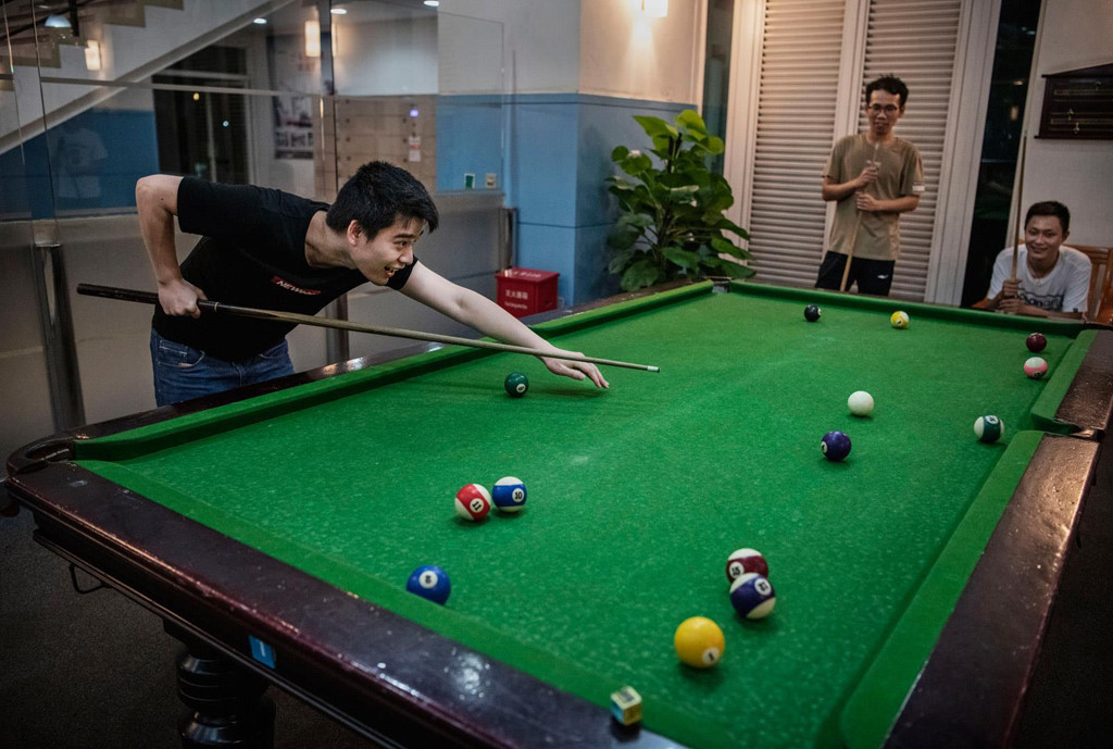 Nhân viên Huawei đang chơi bi-a sau giờ làm tại khu nhà dành cho nhân viên. “Làm việc ở đây là điều mà nhiều người thèm muốn”, ông Frayer viết trên Guardian. Ảnh: Getty Images.