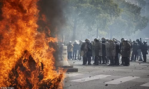 Hai hung bao loan o Paris trong ngay Quoc te Lao dong 1/5