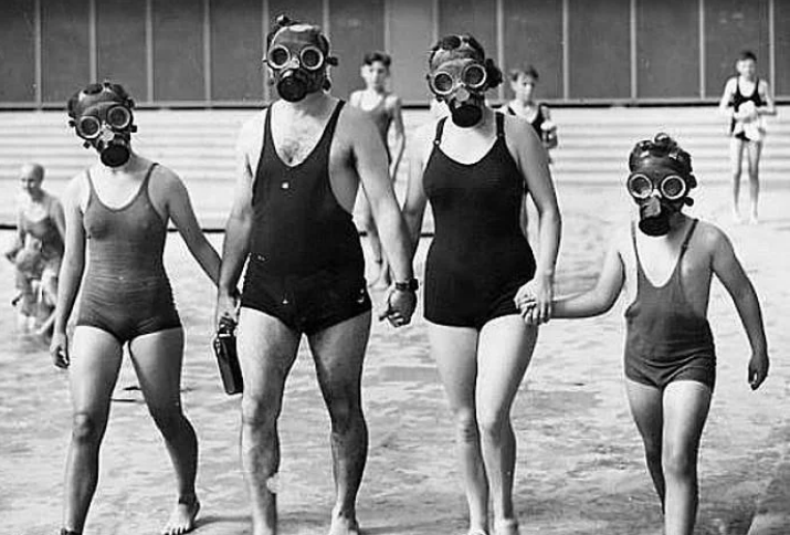 Miyakejima là một hòn đảo nhỏ thuộc quần đảo núi lửa Izu, Nhật Bản. Đây là một trong những hòn đảo nguy hiểm chết người, vì nó nằm trong trung tâm hoạt động của ngọn núi lửa Oyama. Ngoài ra, lượng lớn khí lưu huỳnh vẫn âm thầm rò rỉ ra từ lòng đất do hoạt động của núi lửa đã ảnh hưởng trực tiếp nghiêm trọng đến sức khoẻ của người dân sinh sống nơi đây.