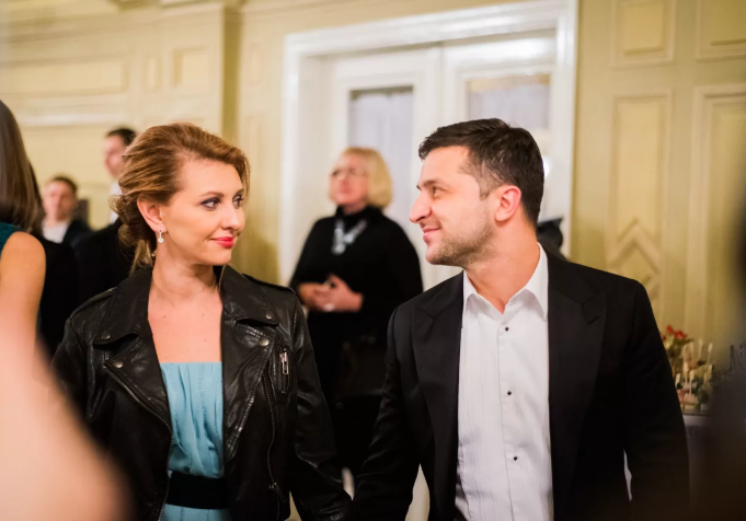 Bà Olena Zelenska sinh ngày 16/2/1978 tại Kryvyi Rih. Thời học sinh, bà và ông Zelensky học cùng trường nhưng không hề biết nhau. Ảnh: Enuze.