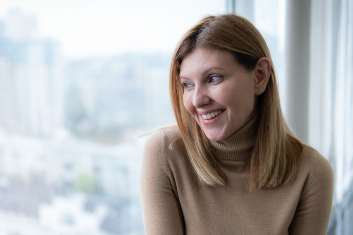 Tân Tổng thống Ukraine từng chia sẻ rằng ông quen nhiều người bạn cùng lớp của bà Olena Zelenska, nhưng lại không hề biết vợ mình. Mãi sau này họ mới quen nhau khi bà Olena theo học tại Khoa Kỹ sư Dân dụng của Trường Đại học Quốc gia Kryvyi Rih, nơi ông Zelensky học ngành Luật. Ảnh: Enuze.