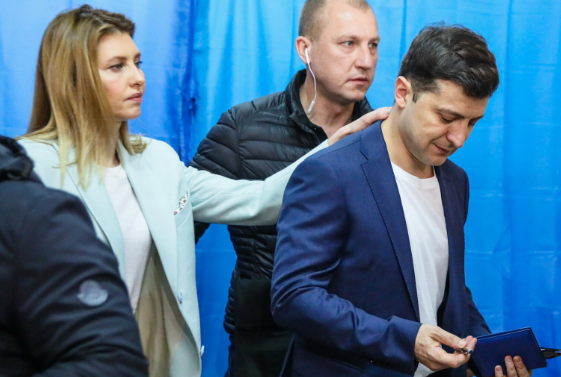 Ban đầu, khi biết ông Zelensky có ý định tham gia tranh cử tổng thống, bà Olena đã lên tiếng phản đối. Tuy nhiên, hiểu rằng chồng mình luôn kiên định với mục tiêu đề ra, bà Olena hết lòng ủng hộ và trở thành hậu phương vững chắc cho ông. Ảnh: KP.