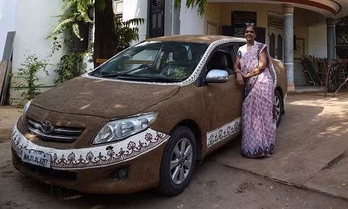 Nga ngua ly do dan An Do dung phan bo dap len oto