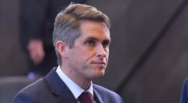 Dieu it biet ve bo truong vua bi Thu tuong Anh sa thai-Hinh-5